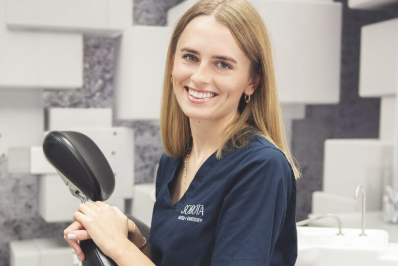 Usuwanie białych plamek na zębach